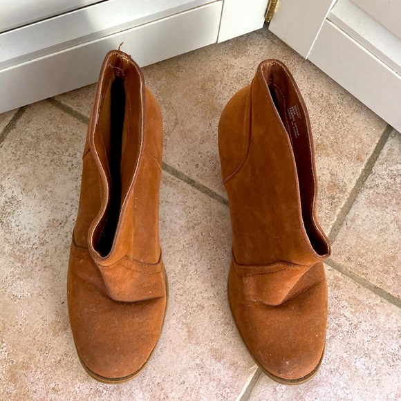Brown suede booties - Picture 2 of 3
